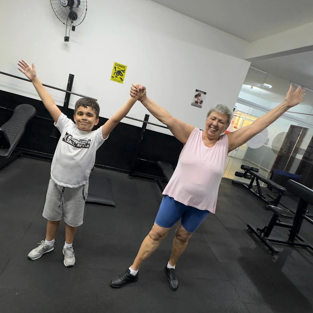 Alunos durante treino de musculação