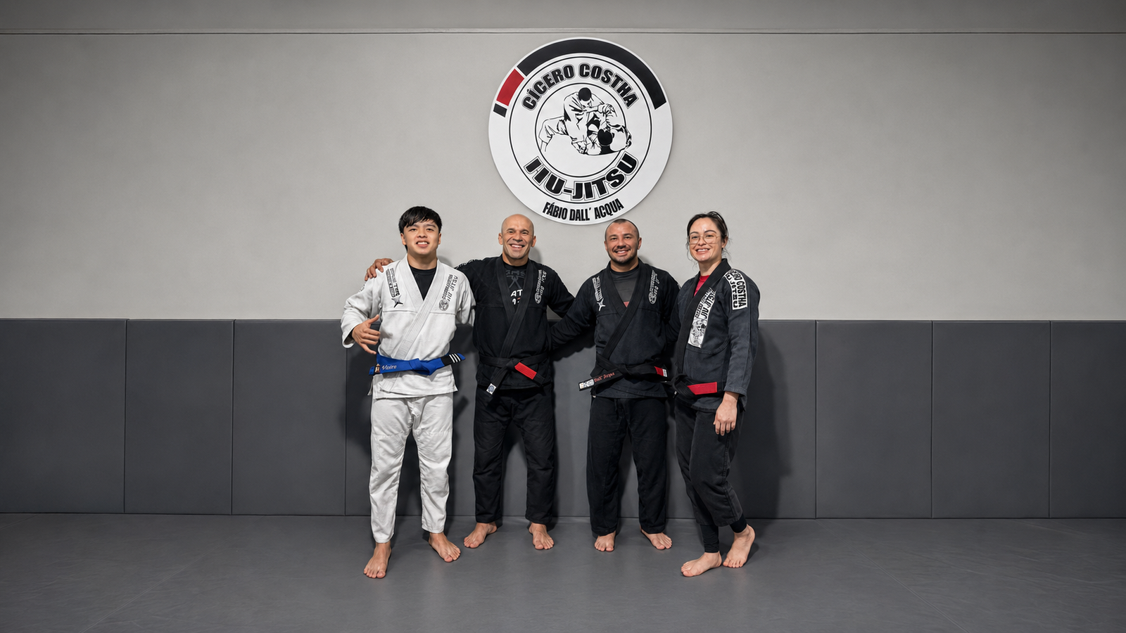 Família Dall'Acqua usando kimonos da equipe Cícero Costha